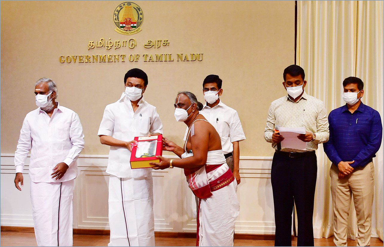 திருக்கோயில் அர்ச்சகர்கள் ஊழியர்கள் உள்பட 52,803 பேருக்கு புத்தாடைகள்! முதலமைச்சர் ஸ்டாலின் வழங்கினார்…