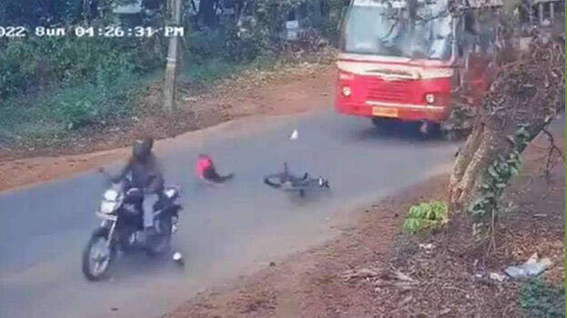 கட்டுப்பாட்டை இழந்து அது இஷ்டத்திற்கு ஓடிய சைக்கிள்… அதிர்ஷ்டவசத்தால் உயிர்பிழைத்த சிறுவன்…