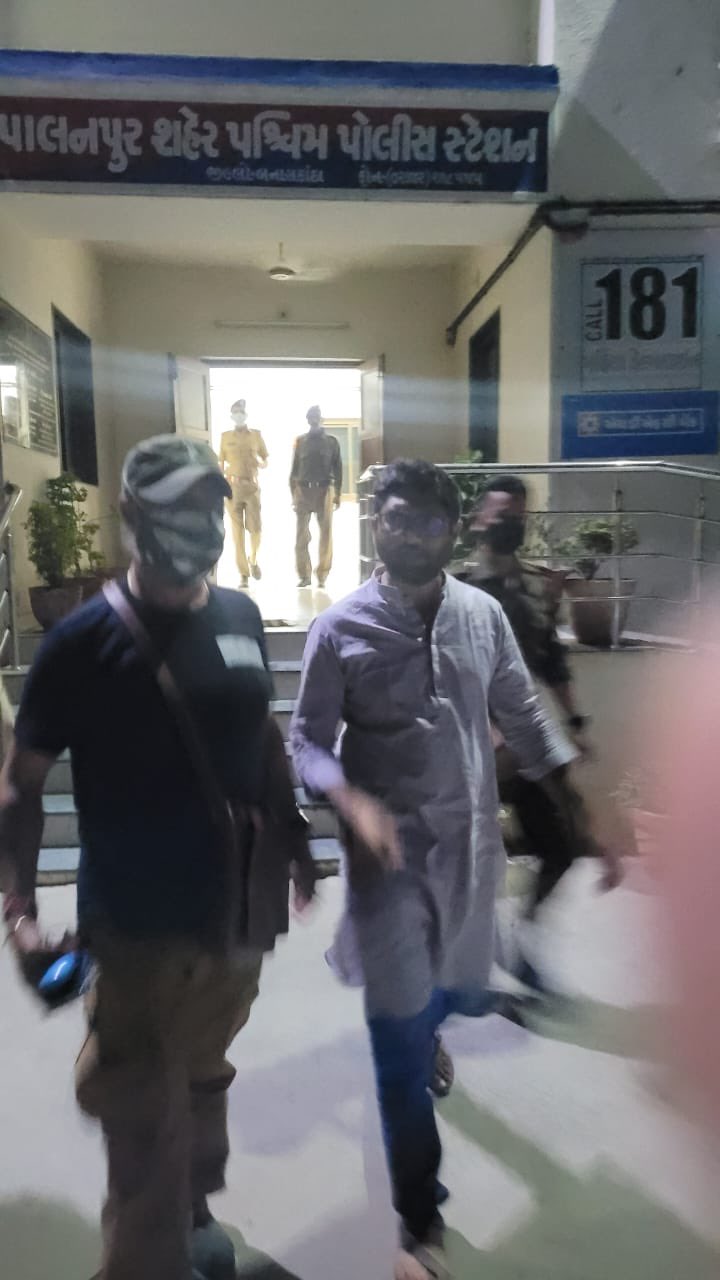 காங்கிரஸ் எம்.எல்.ஏ. ஜிக்னேஷ் மேவானி அசாம் போலீசாரால் குஜராத்தில் திடீர் கைது…