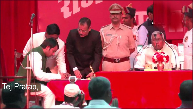 லாலுவின் 2 மகன்களும் அமைச்சர்: பீகாரில் காங்கிரஸ் உள்பட கூட்டணி கட்சிகளை சேர்ந்த 31 புதிய அமைச்சர்கள் பதவி ஏற்றனர்..