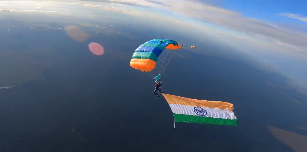 ரஷ்யா-வுக்கு உயரே பறந்த இந்திய தேசிய கொடி… வீடியோ…