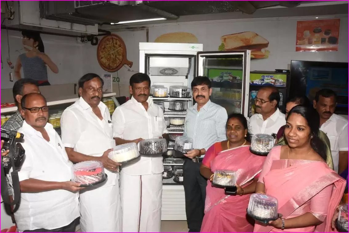 கிறிஸ்துமஸ், புத்தாண்டை முன்னிட்டு ஆவினில் 12 வகை கேக்குகள் அறிமுகம்! அமைச்சர் நாசர்…