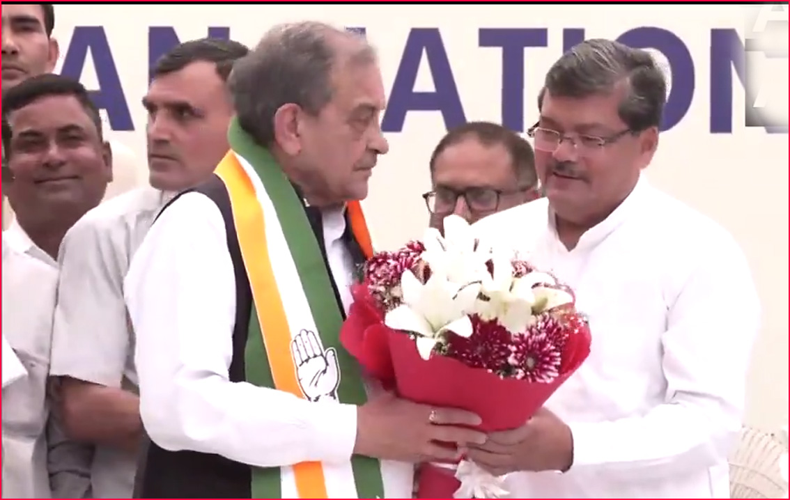 பாஜக முன்னாள் தலைவர் சவுத்ரி பிரேந்தர் சிங் மனைவியுடன் காங்கிரஸ் கட்சியில் இணைந்தார்…! வீடியோ.