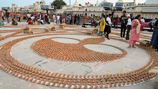 தீபாவளிக்காக அயோத்தியில் 28 லட்சம் தீபம் : உலக சாதனைக்கு ஏற்பாடு