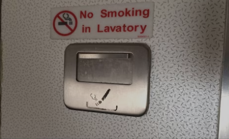 அபுதாபியிலிருந்து மும்பை வந்த விமானத்தில் புகைபிடித்த இந்தியர் மீது வழக்குப்பதிவு