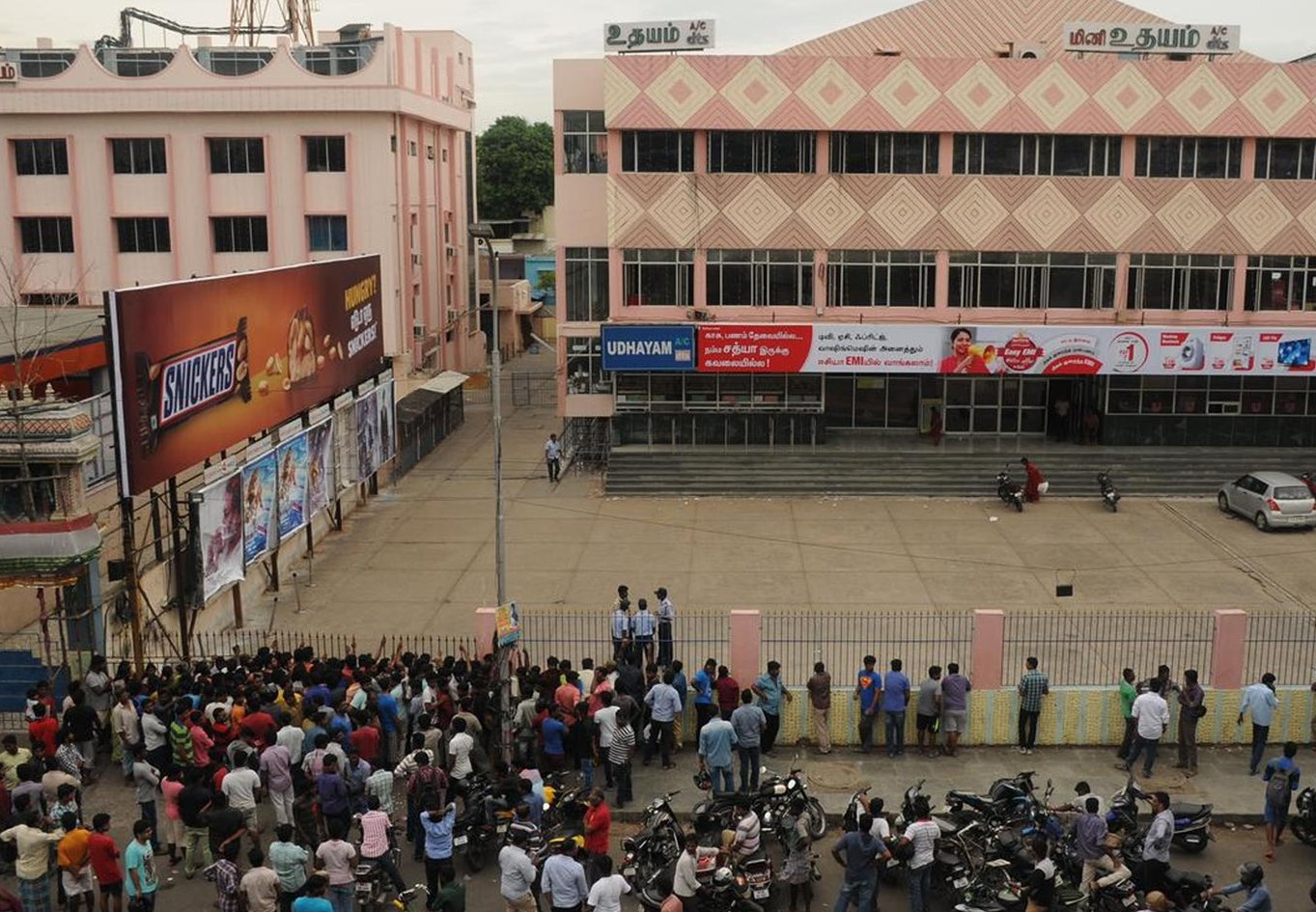 உதயம் தியேட்டரில் படக்காட்சிகள் நிறுத்தப்பட்டது… விரைவில் அலுவலக வளாகத்துடன் கூடிய அடுக்குமாடி வளாகமாக மாறுகிறது…