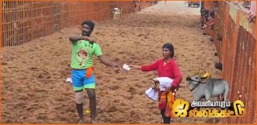 அவனியாபுரத்தில் நெகிழ்ச்சி சம்பவம்: தனக்கு கிடைத்த தங்க காசு பரிசை சிங்கப்பெண்ணுக்கு கொடுத்த மதுரை வீரன்… வீடியோ