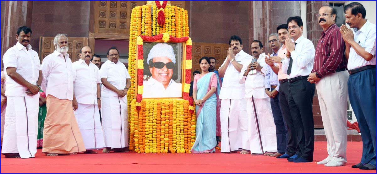 108-வது பிறந்தநாள்:  தமிழ்நாடு அரசு சார்பில் எம்ஜிஆர் சிலைக்கு அமைச்சர்கள் மரியாதை !