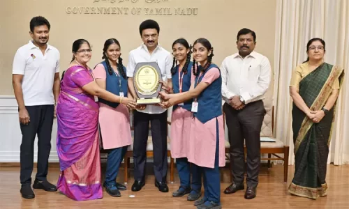 தமிழக முதல்வர் மு க ஸ்டாலின் மாணவர்களுக்கு பரிசு