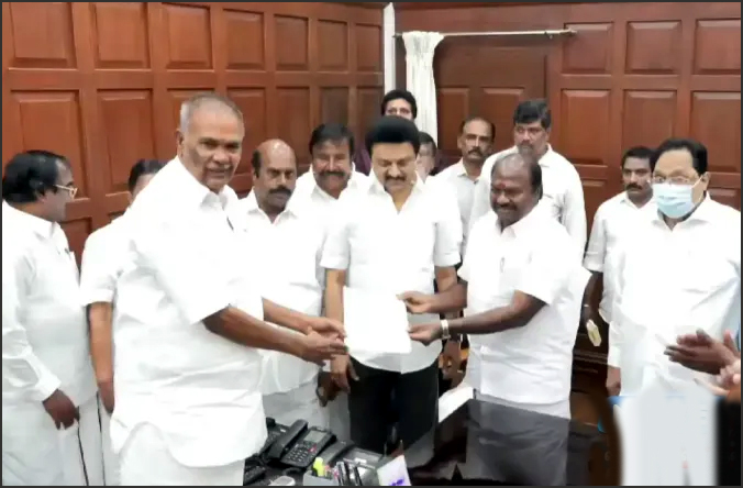 முதலமைச்சர் முன்னிலையில் எம்எல்ஏவாக பொறுப்பேற்றார்  சந்திரகுமார்…