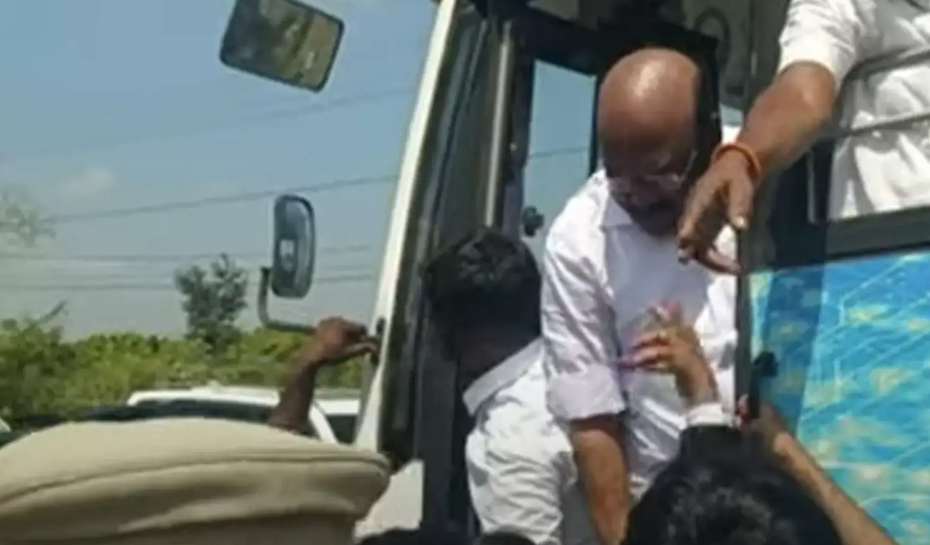 அதிமுக முன்னாள் அமைச்சர் ஜெயக்குமார் கைது… போலீசாரின் தடையை மீறி திருக்கழுக்குன்றம் மெயின்ரோட்டில் மறியல்…