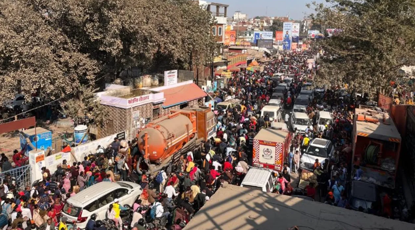 300 கி.மீ. நீளத்திற்கு அணிவகுத்து நிற்கும் வாகனங்கள்… மகாகும்பமேளாவால் உ.பி. மாநிலத்தில் போக்குவரத்து நெரிசல்…