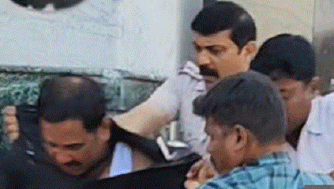 சீமான் வீட்டில் ஒட்டப்பட்ட சம்மனை கிழித்து போலீசை தாக்கிய காவலாளி கைது