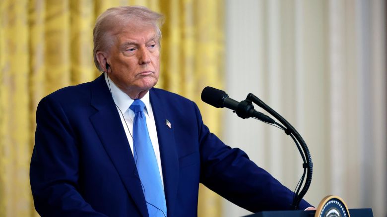 ‘கோல்டு கார்ட்’ : 5 மில்லியன் டாலருக்கு அமெரிக்க குடியுரிமை வழங்க டிரம்ப் அனுமதி