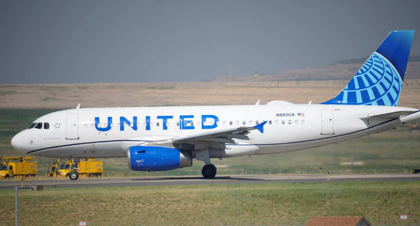 அமெரிக்காவில் ஜெட் விமானம் தீப்பிடித்தது… 104 பயணிகள் பத்திரமாக தரையிறக்கம்…