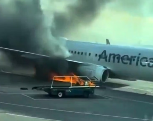 டென்வர் விமான நிலையத்தில் அமெரிக்கன் ஏர்லைன்ஸ் விமானம் தீப்பிடித்ததில் 12 பேருக்கு லேசான காயம்