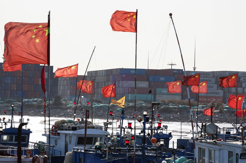 அமெரிக்க பொருட்களுக்கு 10 முதல் 15% வரி உயர்வை அறிவித்து முழுமையான வர்த்தகப் போருக்கு தயாரானது சீனா