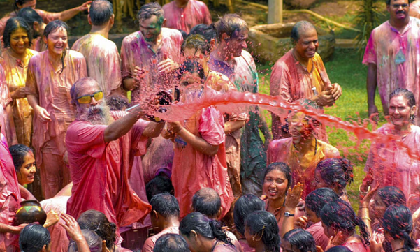 ஹோலி பண்டிகை : வட மாநிலங்களிலும் வடஇந்தியர்கள் அதிகம் வசிக்கும் இடங்களிலும் களைகட்டிய கொண்டாட்டம்…