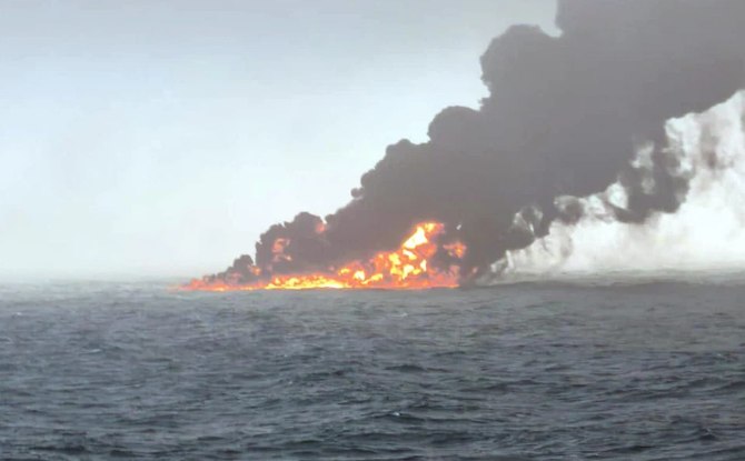 அமெரிக்க ராணுவத்துக்கு எரிபொருள் ஏற்றிச் சென்ற கப்பலுடன் வேதிப் பொருள் ஏற்றிச் சென்ற சரக்கு கப்பல் மோதலில் சதி ?