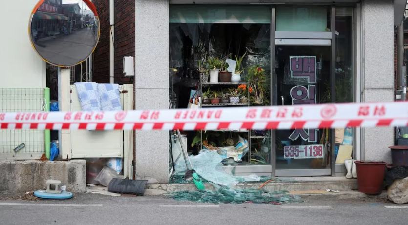 தென் கொரியா : ராணுவ பயிற்சியின் போது போர் விமானத்தில் இருந்து பொதுமக்கள் வாழும் பகுதியில் குண்டு விழுந்ததில் 8 பேர் காயம்