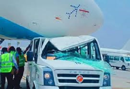 பெங்களூரு விமான நிலையத்தில் வேன் – விமானம் மோதல்