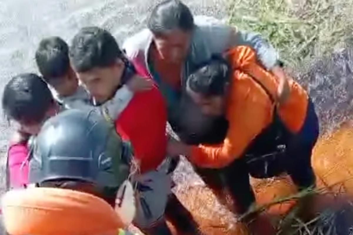 விமான விபத்தில் இருந்து தப்பி முதலையிடம் சிக்கிய பயணிகள்… 36 மணி நேர தவிப்புக்குப் பின் 5 பேர் உயிருடன் மீட்பு