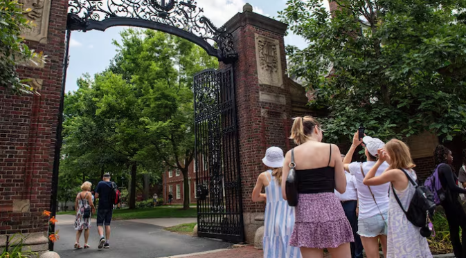 ஹார்வர்ட் பலக்லைக்கழகத்திற்கு 72 மணி நேர கெடு… 800 இந்திய மாணவர்களின் நிலை கேள்விக்குறி…