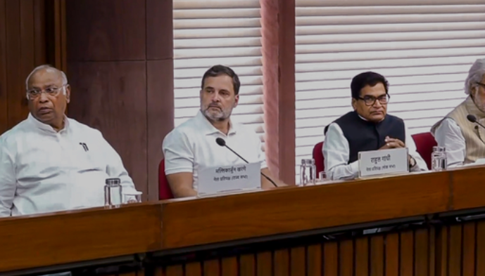 ‘ஆபரேஷன் சிந்தூர்’ : 100 பயங்கரவாதிகள் கொல்லப்பட்டதாக அனைத்துக்கட்சி கூட்டத்தில் பாதுகாப்பு அமைச்சர் ராஜ்நாத் சிங் தகவல்