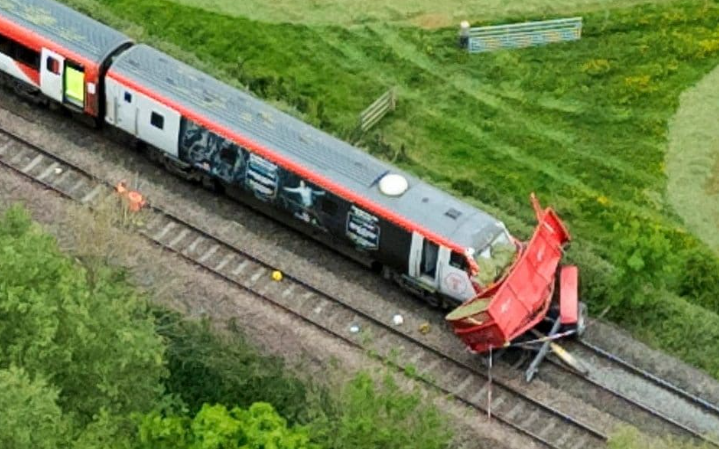 ஆளில்லா லெவல் கிராஸிங்கில் ரெயிலுடன் டிராக்டர் மோதல்… இங்கிலாந்தில் நடைபெற்ற அதிர்ச்சி சம்பவத்தில் ஒருவர் கைது…