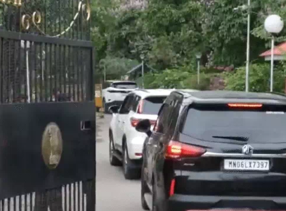 மணிப்பூர் அரசியலில் பரபரப்பு… ஆட்சி அமைக்கும் முயற்சியில் 10 எம்.எல்.ஏ.க்கள் தீவிரம்… ஆளுநரிடம் ஆட்சி அமைக்க உரிமை கோரினர்