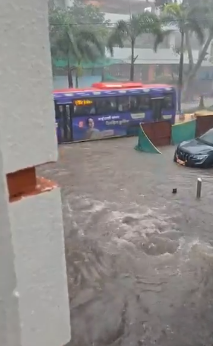 1 சதுர அடி 1 லட்ச ரூபாய்க்கு வாங்கி வெள்ளத்தில் கார் மிதப்பதை பார்க்கலாம்… மும்பை வெள்ளம் குறித்து விவேக் அக்னிஹோத்ரி கேலி