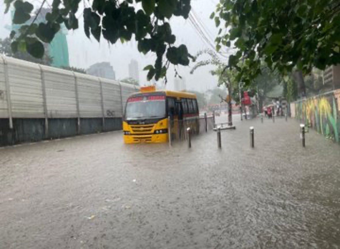 மும்பையில் பலத்த காற்றுடன் கனமழை… ரயில் மற்றும் விமான சேவை பாதிப்பு…