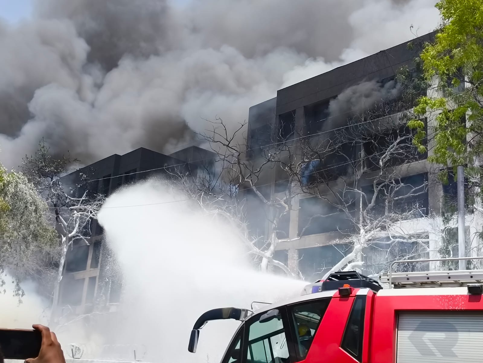 130 பேர் பயணம் செய்த ஏர் இந்தியா விமானம் அகமதாபாத்தில் குடியிருப்பு பகுதியில் விழுந்து விபத்துக்குள்ளானது… வீடியோ