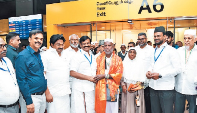 தமிழகம் திரும்பிய ஹஜ் பயணிகள் : அமைச்சர் ஆவடி நாசர் வரவேற்பு