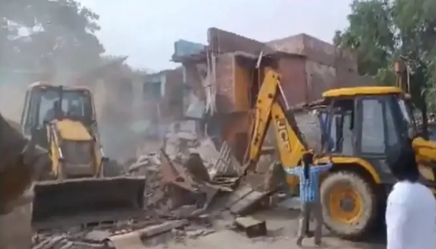 4 தலைமுறைகளாக வாழ்ந்த வீடுகள் கால்வாய் புனரமைப்பு பணிக்காக இடிப்பு… மதராஸி முகாமில் உள்ள டெல்லி வாழ் தமிழர்கள் அவதி…