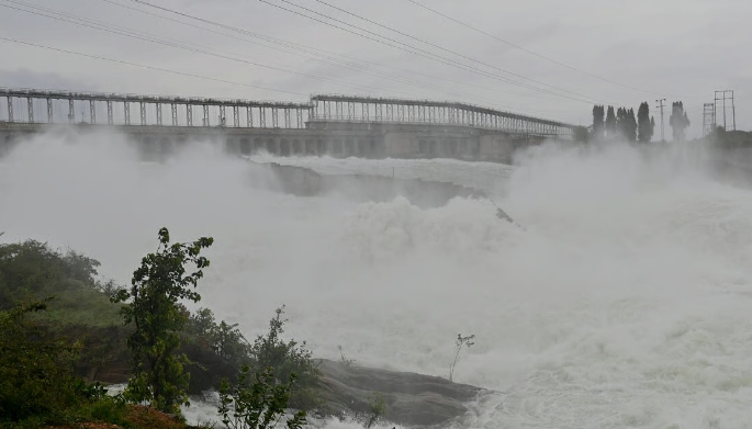 கர்நாடகாவில் தொடர் மழை மேட்டூருக்கு நீர் வரத்து அதிகரிப்பு… கே.ஆர்.எஸ். அணை நாளை திறக்கப்பட உள்ளதால் காவிரியில் வெள்ள அபாயம்…