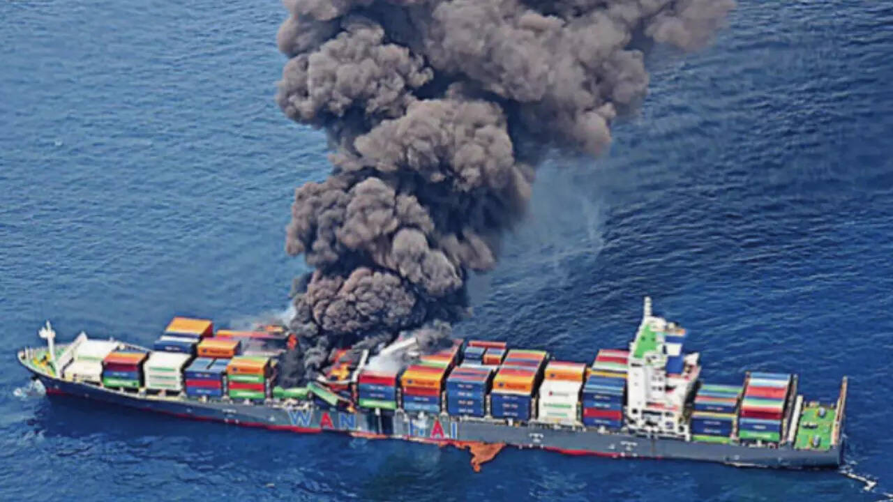 157 கண்டெய்னர்களில் ஆபத்தான பொருட்களை ஏற்றிச் சென்ற சிங்கப்பூர் சரக்கு கப்பல் கேரளா அருகே 3வது நாளாக தொடர்ந்து எரிகிறது…