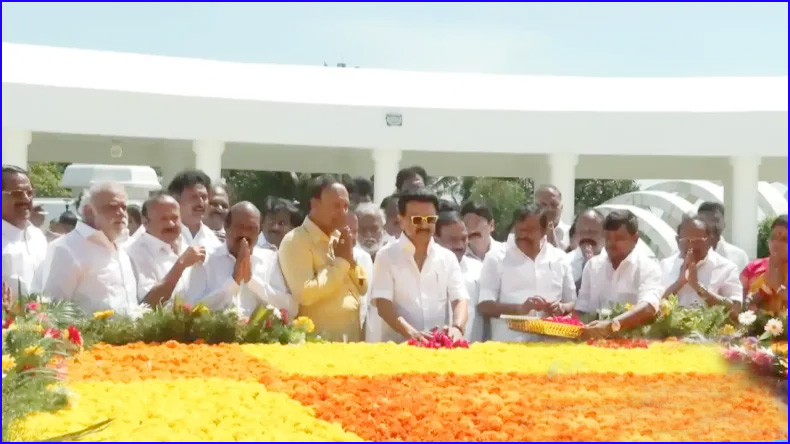 கருணாநிதி102வது பிறந்தநாள்: மெரினா நினைவிடத்தில் முதலமைச்சர் மு.க.ஸ்டாலின் மரியாதை!