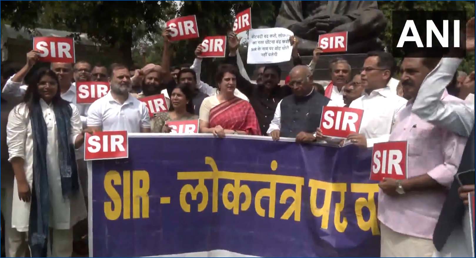 பீகார் SIR : நாடாளுமன்ற வளாகத்தில் ராகுல்காந்தி தலைமையில்  இண்டியா கூட்டணி எம்.பி.க்கள் ஆர்ப்பாட்டம் – வீடியோ