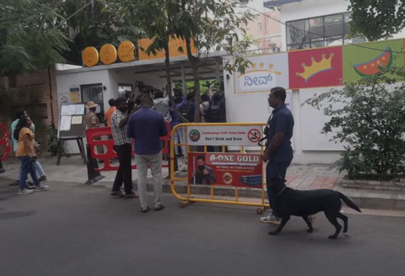 டெல்லியை தொடர்ந்து பெங்களூரில் 40 பள்ளிகளுக்கு வெடிகுண்டு மிரட்டல்… நாடு முழுவதும் 60 பள்ளிகளில் சோதனை…