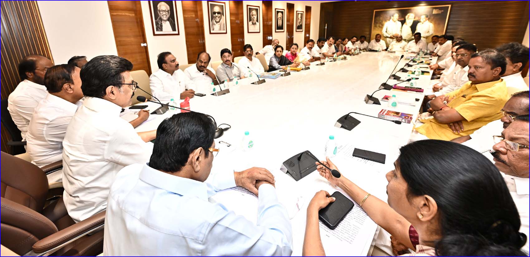 முதலமைச்சர் ஸ்டாலின் தலைமையில் நடைபெற்றது திமுக எம்.பி.க்கள் கூட்டம்! மத்தியஅரசுக்கு எதிராக தீர்மானம்…