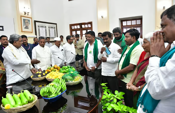 Aerospace திட்டத்திற்காக விவசாய நிலம் கையகப்படுத்துவதை கைவிட வலியுறுத்தி காய்கறி, பழங்கள், மலர்களுடன் முதல்வரை சந்தித்த விவசாயிகள்…