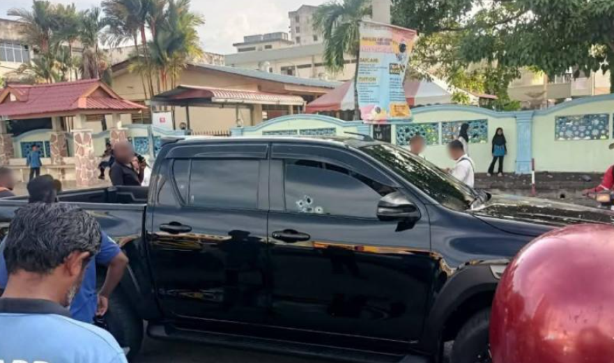 தலைக்கு வந்தது… ஓட்டுநர் இருக்கையை கீழே இறக்கியதால் துப்பாக்கி குண்டில் இருந்து தப்பிய நபர்…