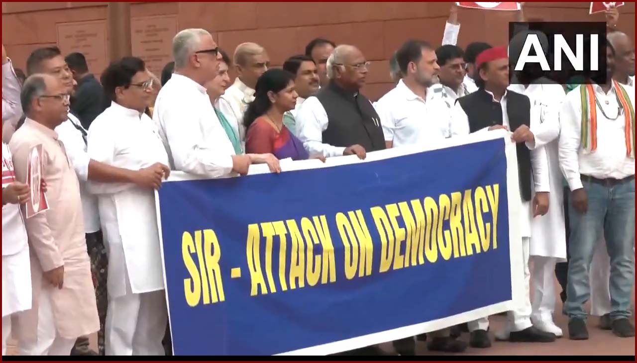 பீகார் வாக்காளர் பட்டியல் விவகாரம்: நாடாளுமன்ற வளாகத்தில் ராகுல்காந்தி தலைமையில் எதிர்க்கட்சி எம்.பி.க்கள் போராட்டம்! வீடியோ