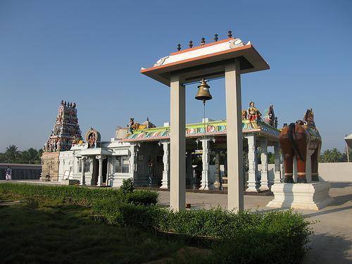 ஈரோடு அம்மன் கோயிலில் கீழே இருந்த ரூ. 2-ஐ எடுத்தவர் ரூ. 10000-த்தை காணிக்கையாக வாரி வழங்கி நெகிழ்ச்சி