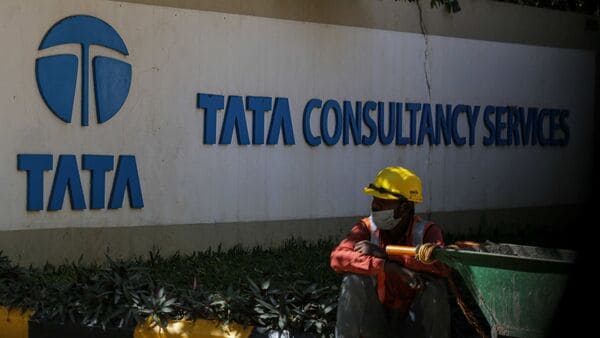 2% ஊழியர்களை பணிநீக்கம் செய்யும் நடவடிக்கையைத் தொடர்ந்து டி.சி.எஸ். நிறுவனத்தின் பங்குகள் 2 சதவீதம் சரிவு…