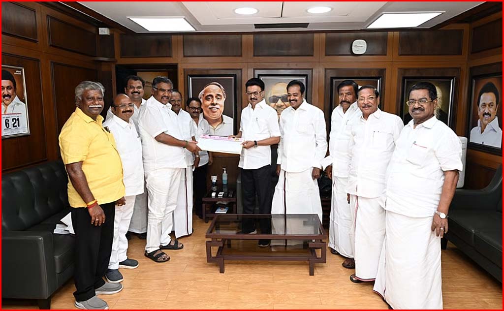 முதல்வர் ஸ்டாலின் முன்னிலையில் திமுகவில்இணைந்தார் அதிமுக முன்னாள் எம்எல்ஏ கார்த்திக் தொண்டைமான்…