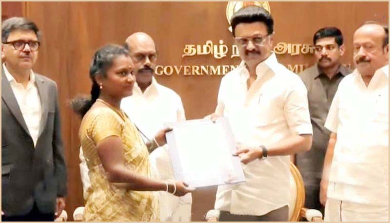 டிஎன்பிஎஸ்சி மூலம் தேர்வான 45 பேருக்கு பணி நியமன ஆணைகளை முதலமைச்சர் மு.க.ஸ்டாலின் வழங்கினார்.