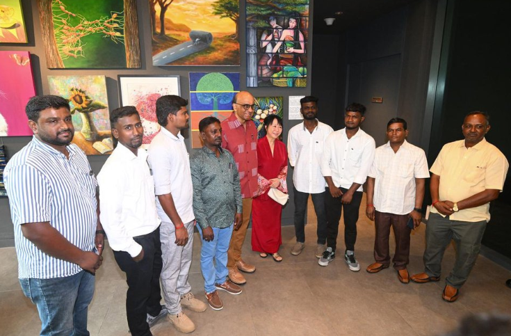 சிங்கப்பூர் : சாலையில் திடீர் பள்ளத்தில் இருந்து கார் ஓட்டுனரை காப்பாற்றிய தொழிலாளர்களை பாராட்டிய அதிபர் தர்மன்