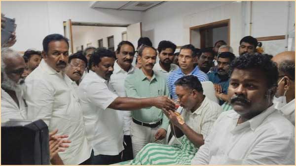 உண்ணாவிரதத்தை  வாபஸ் பெற்றார் திருவள்ளூர் காங்கிரஸ் எம்பி சசிகாந்த் செந்தில்…